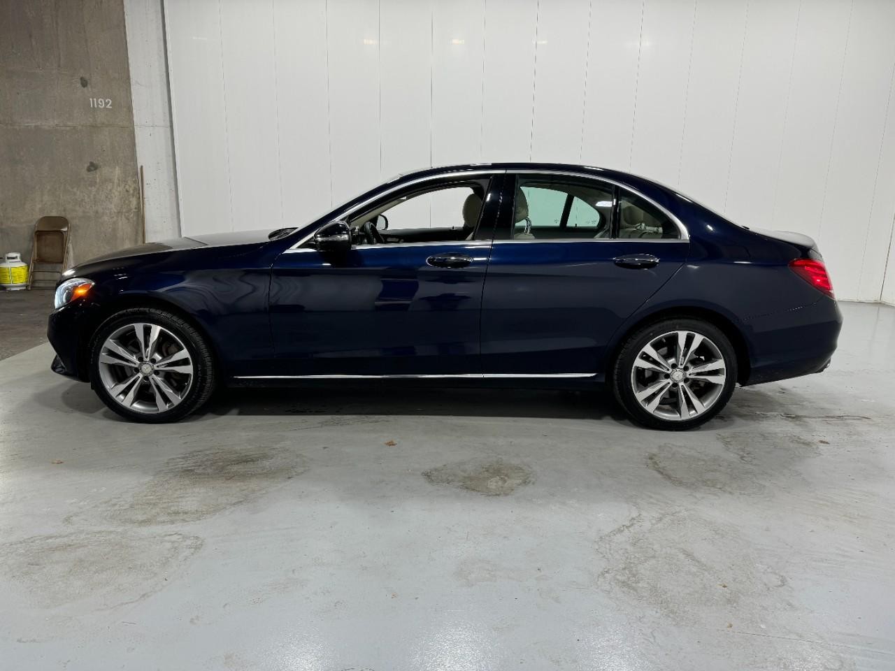 Mercedes-Benz C-Class Vehicle Full-screen Gallery Image 2