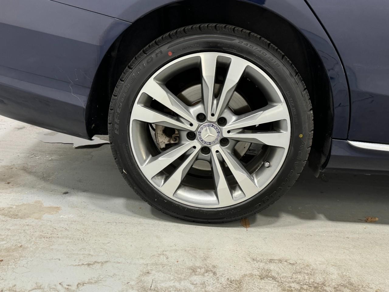 Mercedes-Benz C-Class Vehicle Full-screen Gallery Image 5