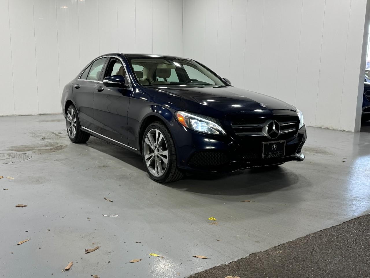 Mercedes-Benz C-Class Vehicle Full-screen Gallery Image 6