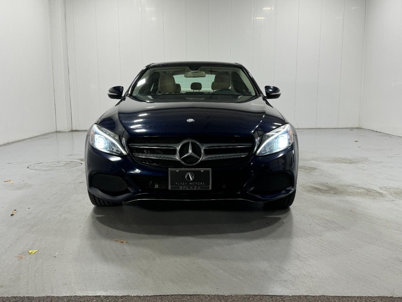 Mercedes-Benz C-Class Vehicle Full-screen Gallery Image 7