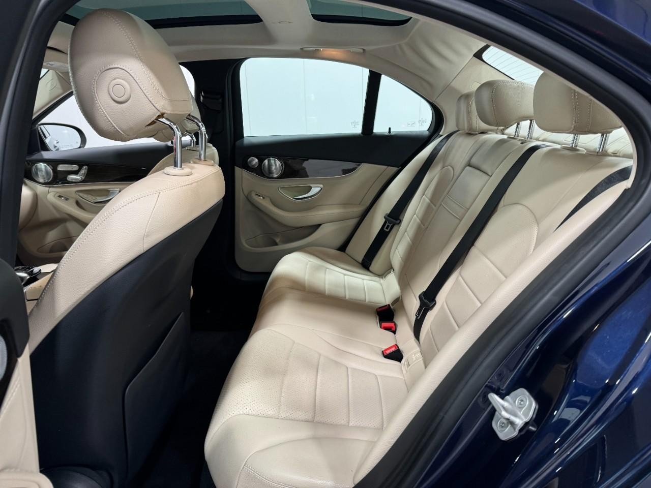 Mercedes-Benz C-Class Vehicle Full-screen Gallery Image 8