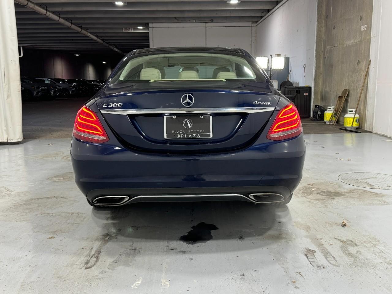 Mercedes-Benz C-Class Vehicle Full-screen Gallery Image 9