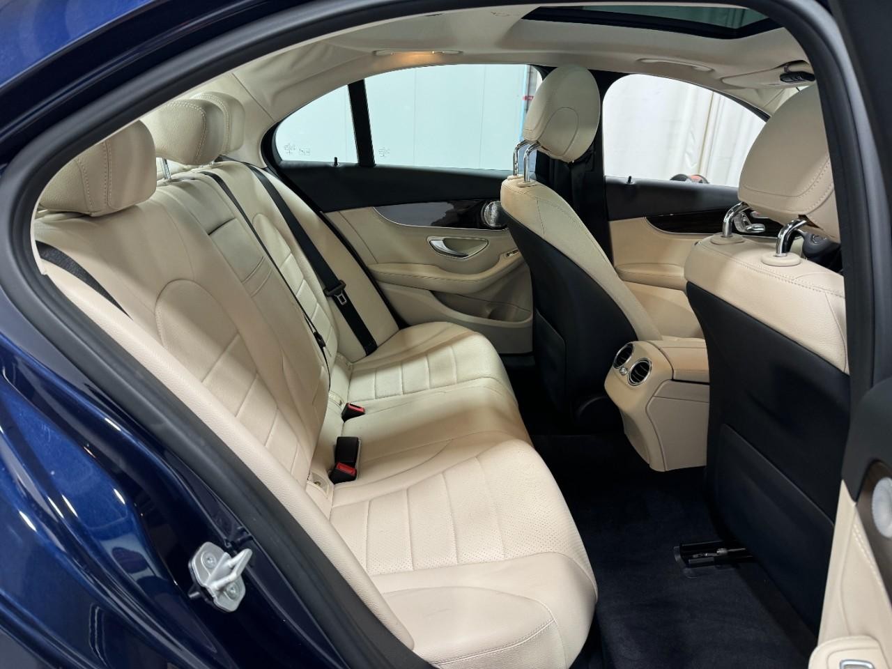 Mercedes-Benz C-Class Vehicle Full-screen Gallery Image 10