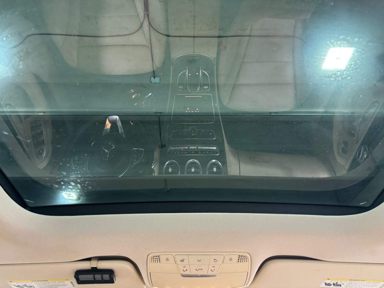 Mercedes-Benz C-Class Vehicle Full-screen Gallery Image 11