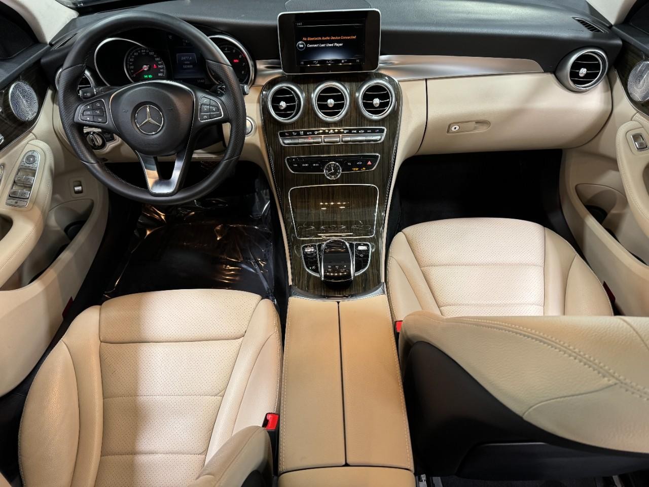 Mercedes-Benz C-Class Vehicle Full-screen Gallery Image 12