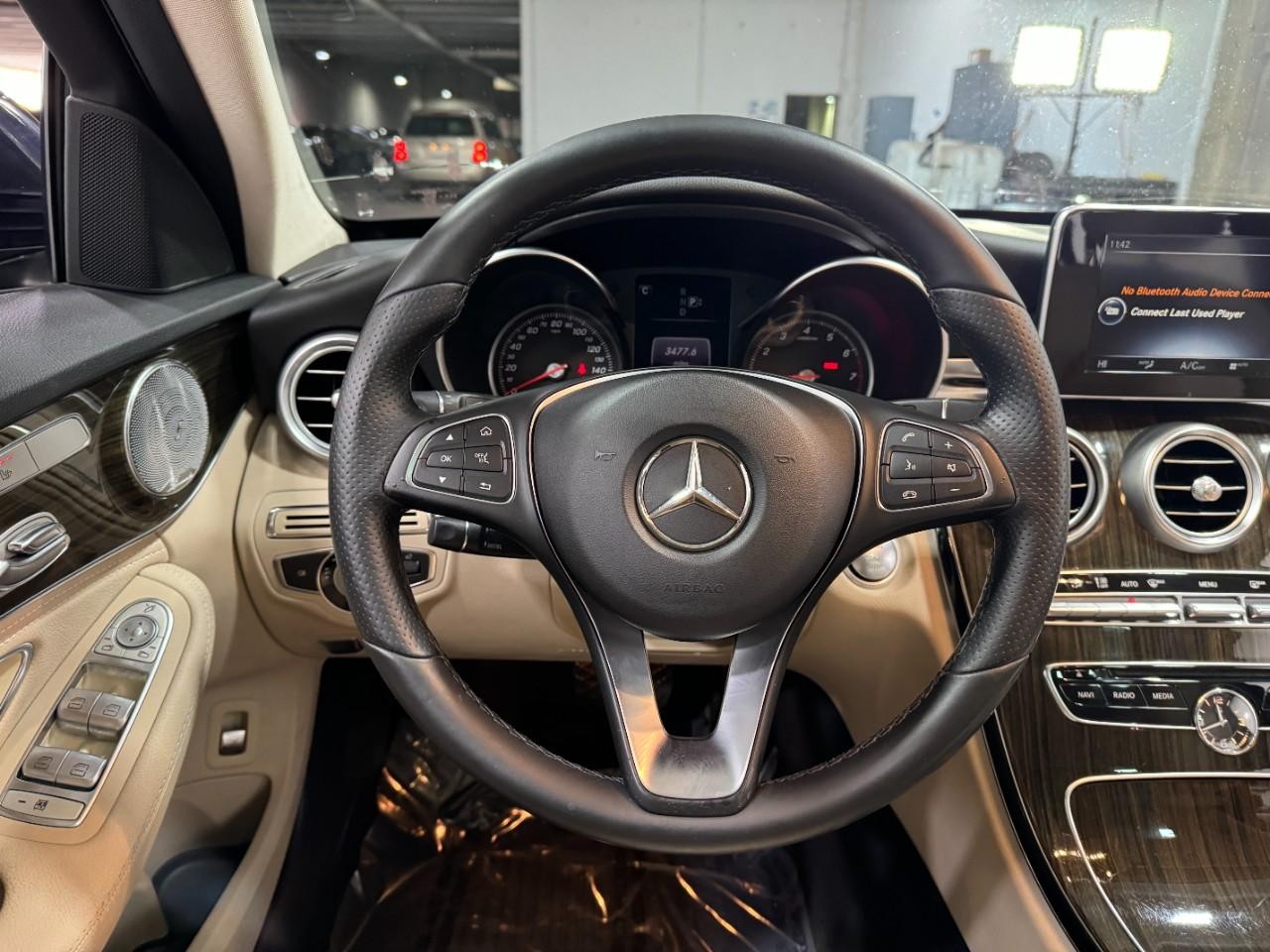 Mercedes-Benz C-Class Vehicle Full-screen Gallery Image 13