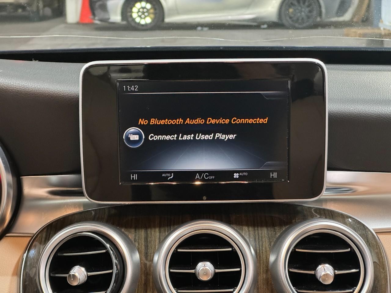 Mercedes-Benz C-Class Vehicle Full-screen Gallery Image 14