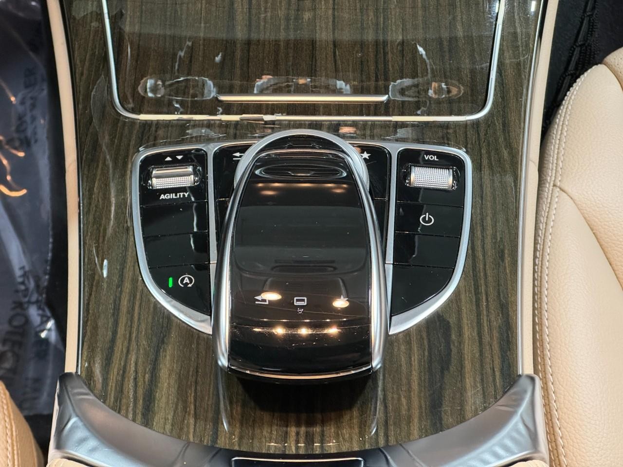 Mercedes-Benz C-Class Vehicle Full-screen Gallery Image 16