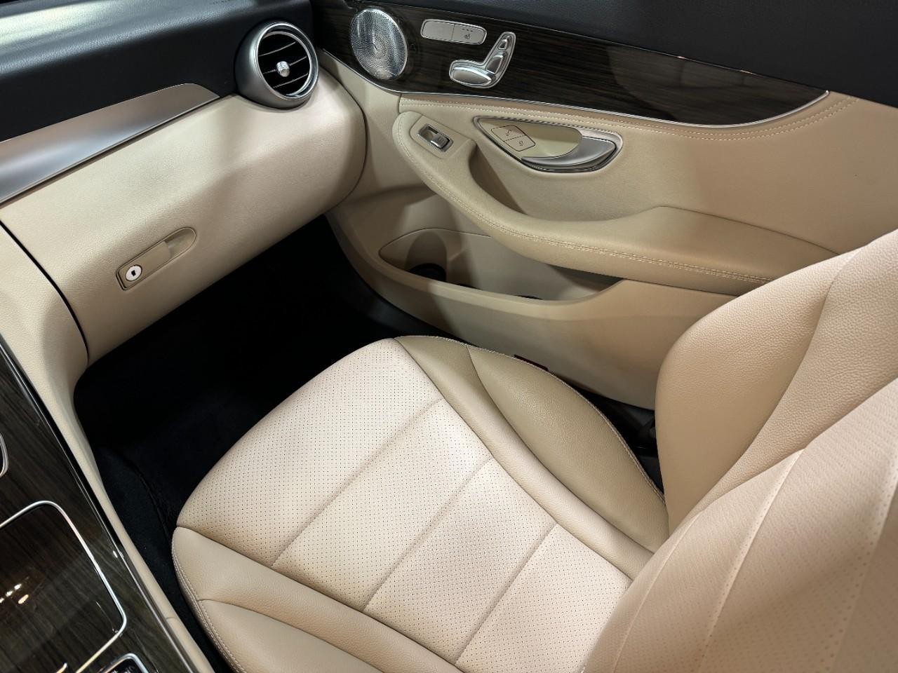 Mercedes-Benz C-Class Vehicle Full-screen Gallery Image 17