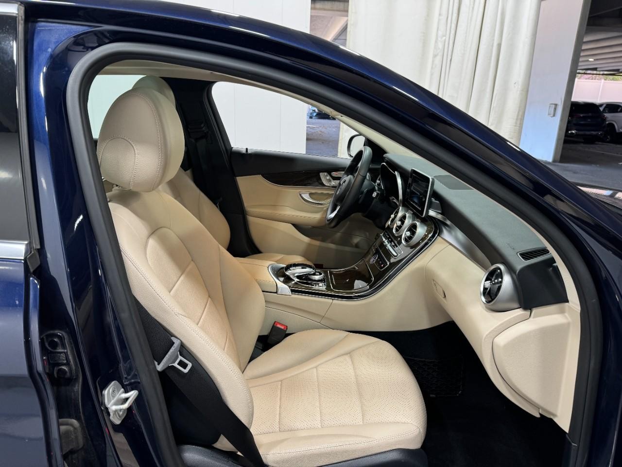 Mercedes-Benz C-Class Vehicle Full-screen Gallery Image 18