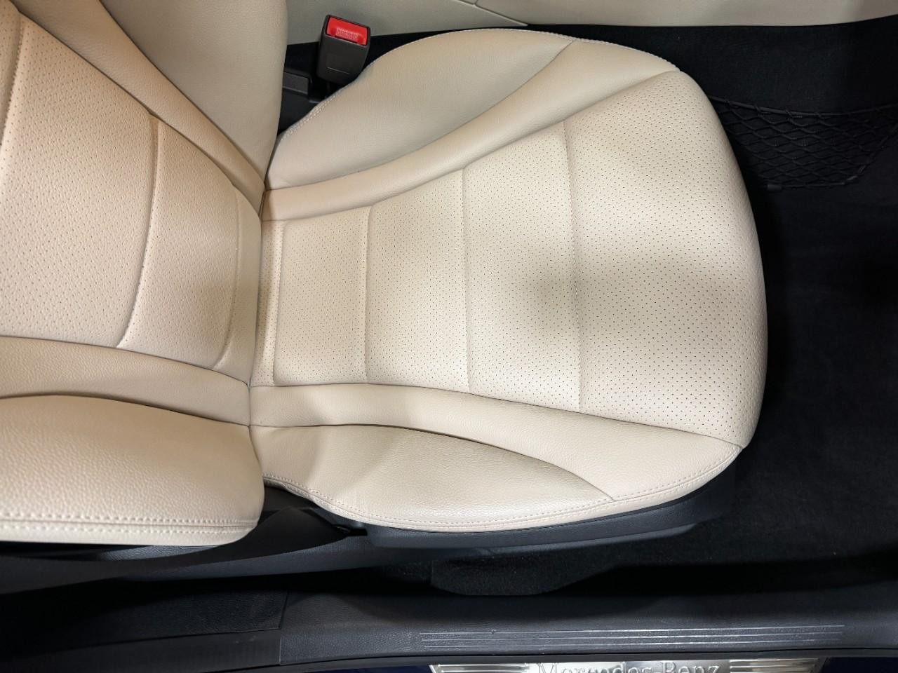 Mercedes-Benz C-Class Vehicle Full-screen Gallery Image 19