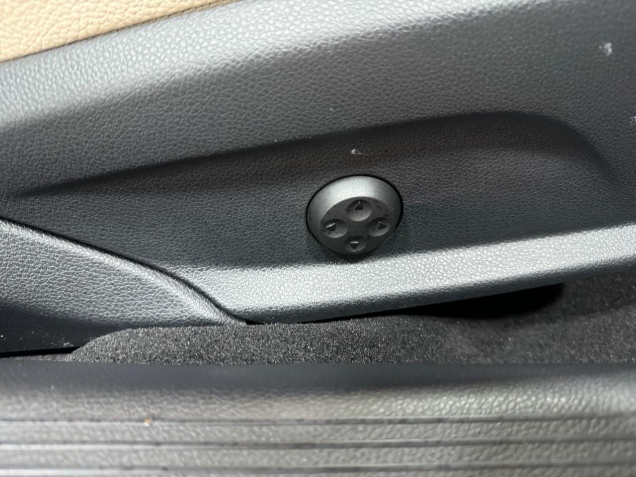 Mercedes-Benz C-Class Vehicle Full-screen Gallery Image 20