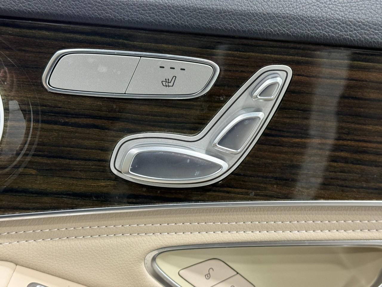 Mercedes-Benz C-Class Vehicle Full-screen Gallery Image 21