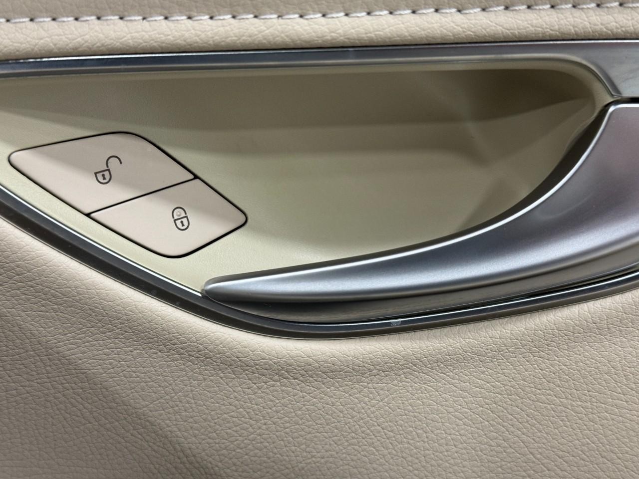 Mercedes-Benz C-Class Vehicle Full-screen Gallery Image 22