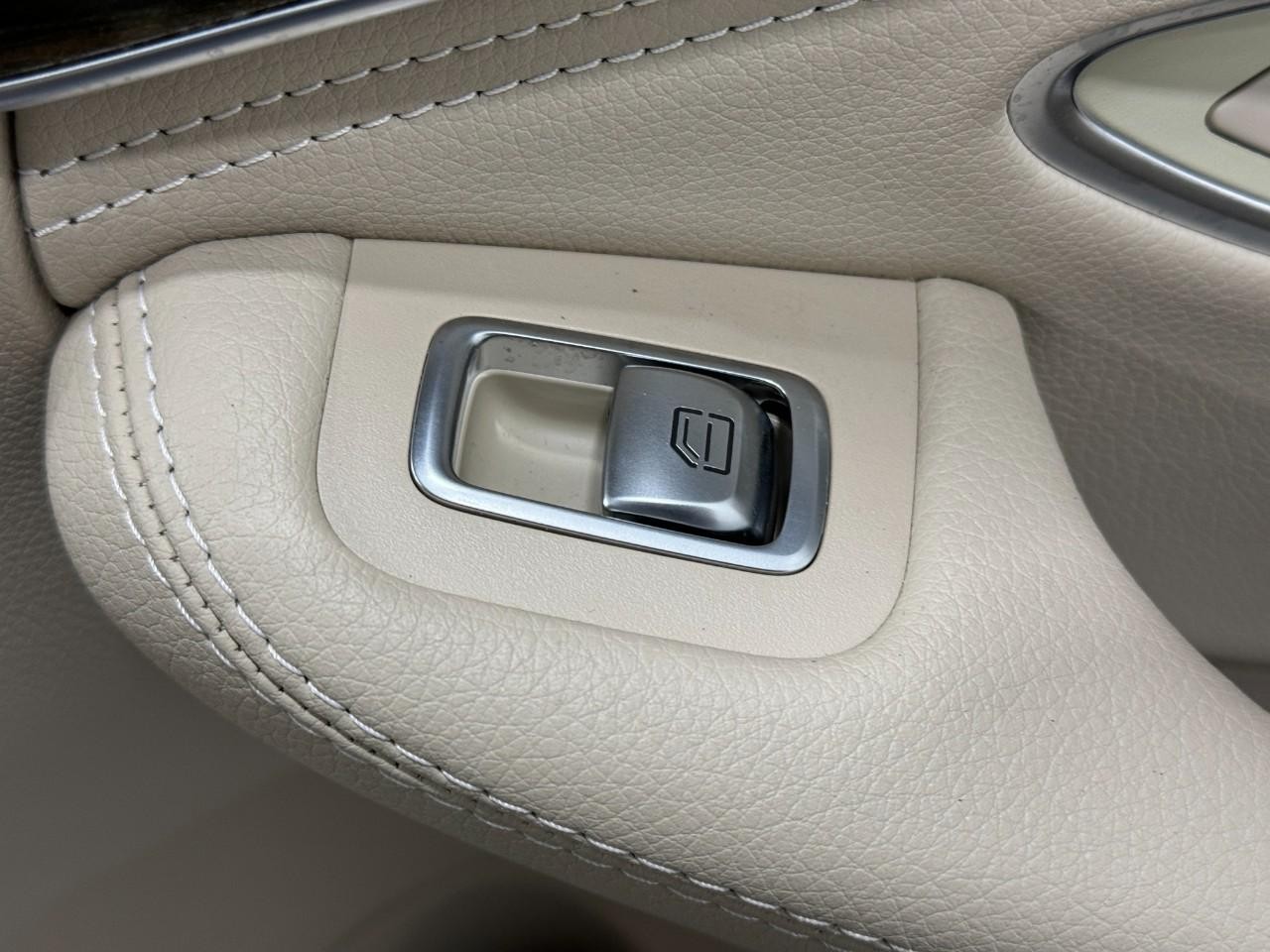 Mercedes-Benz C-Class Vehicle Full-screen Gallery Image 23