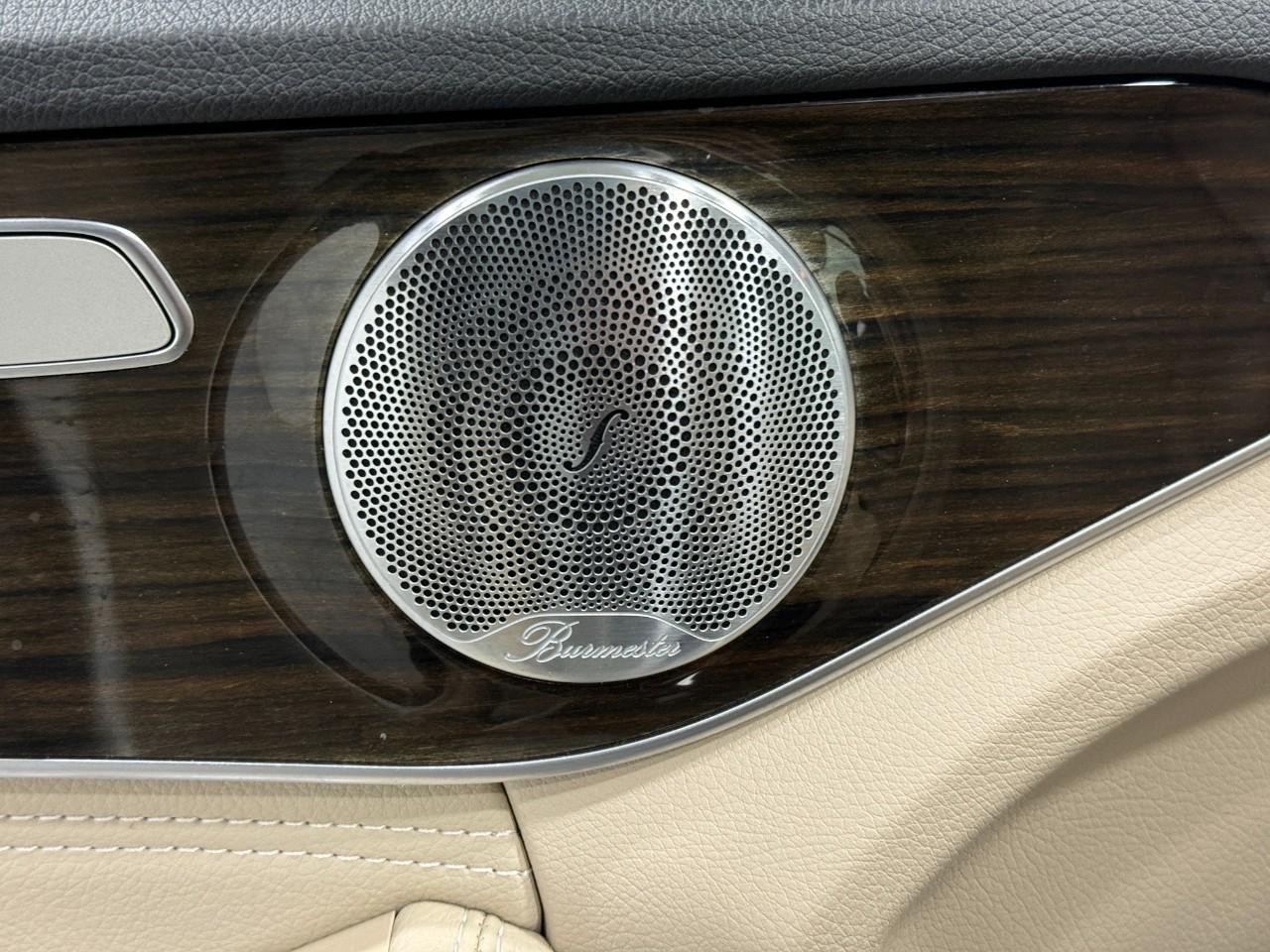 Mercedes-Benz C-Class Vehicle Full-screen Gallery Image 24