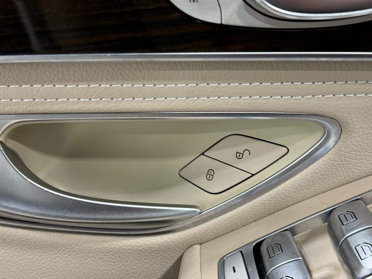 Mercedes-Benz C-Class Vehicle Full-screen Gallery Image 26