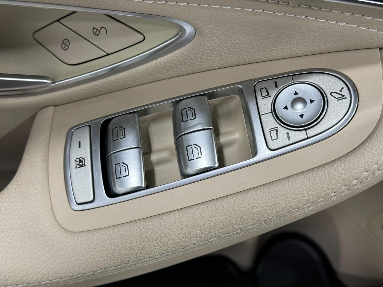 Mercedes-Benz C-Class Vehicle Full-screen Gallery Image 27