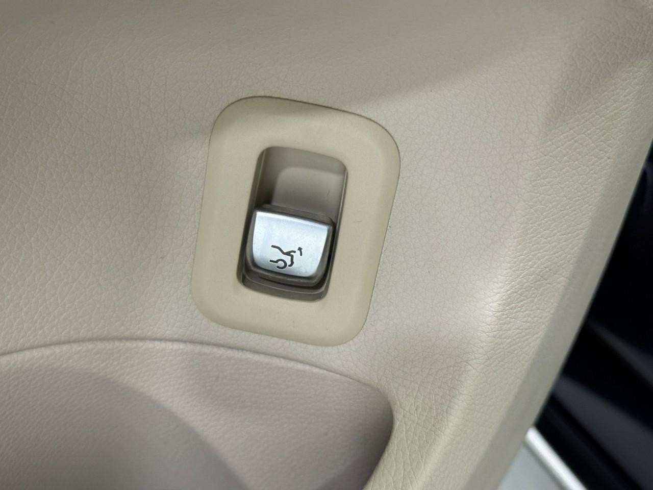 Mercedes-Benz C-Class Vehicle Full-screen Gallery Image 28