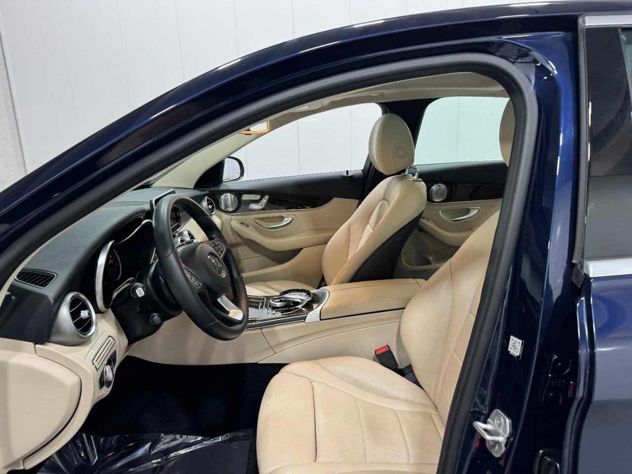 Mercedes-Benz C-Class Vehicle Full-screen Gallery Image 29