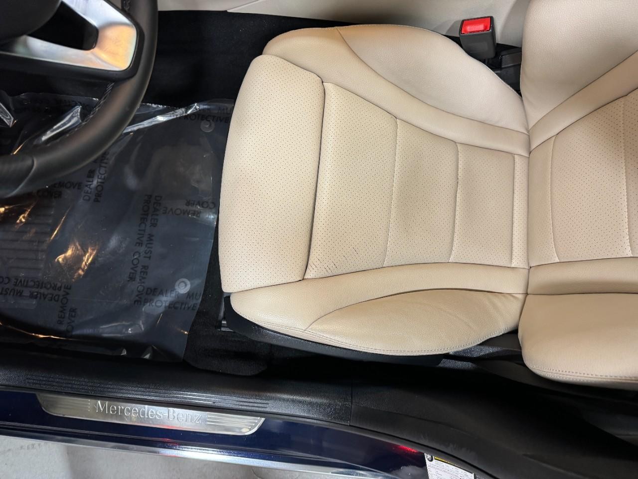 Mercedes-Benz C-Class Vehicle Full-screen Gallery Image 30