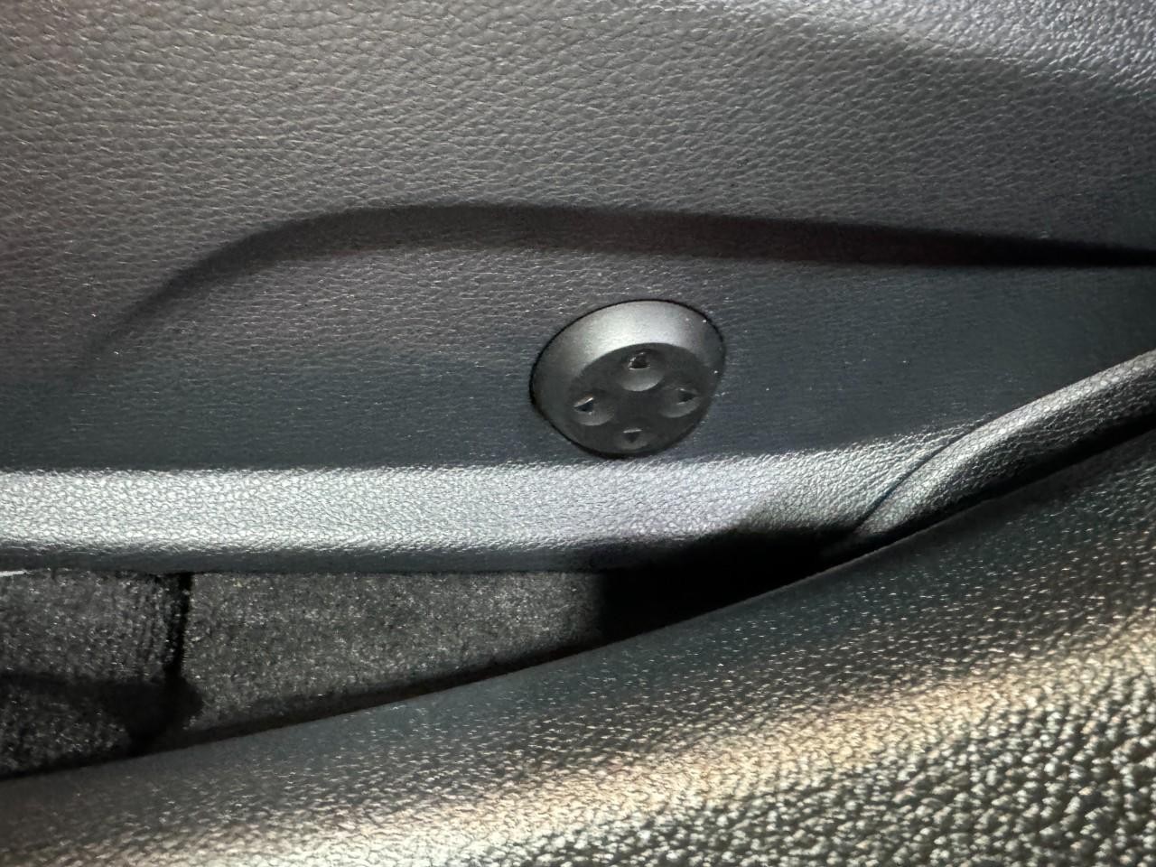 Mercedes-Benz C-Class Vehicle Full-screen Gallery Image 31