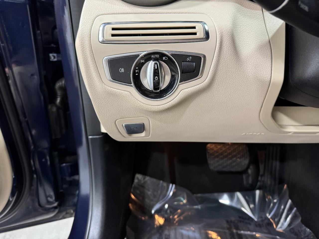 Mercedes-Benz C-Class Vehicle Full-screen Gallery Image 32