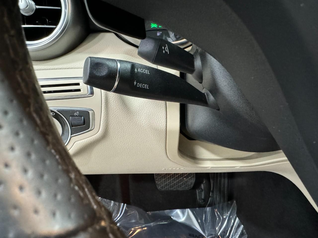 Mercedes-Benz C-Class Vehicle Full-screen Gallery Image 33