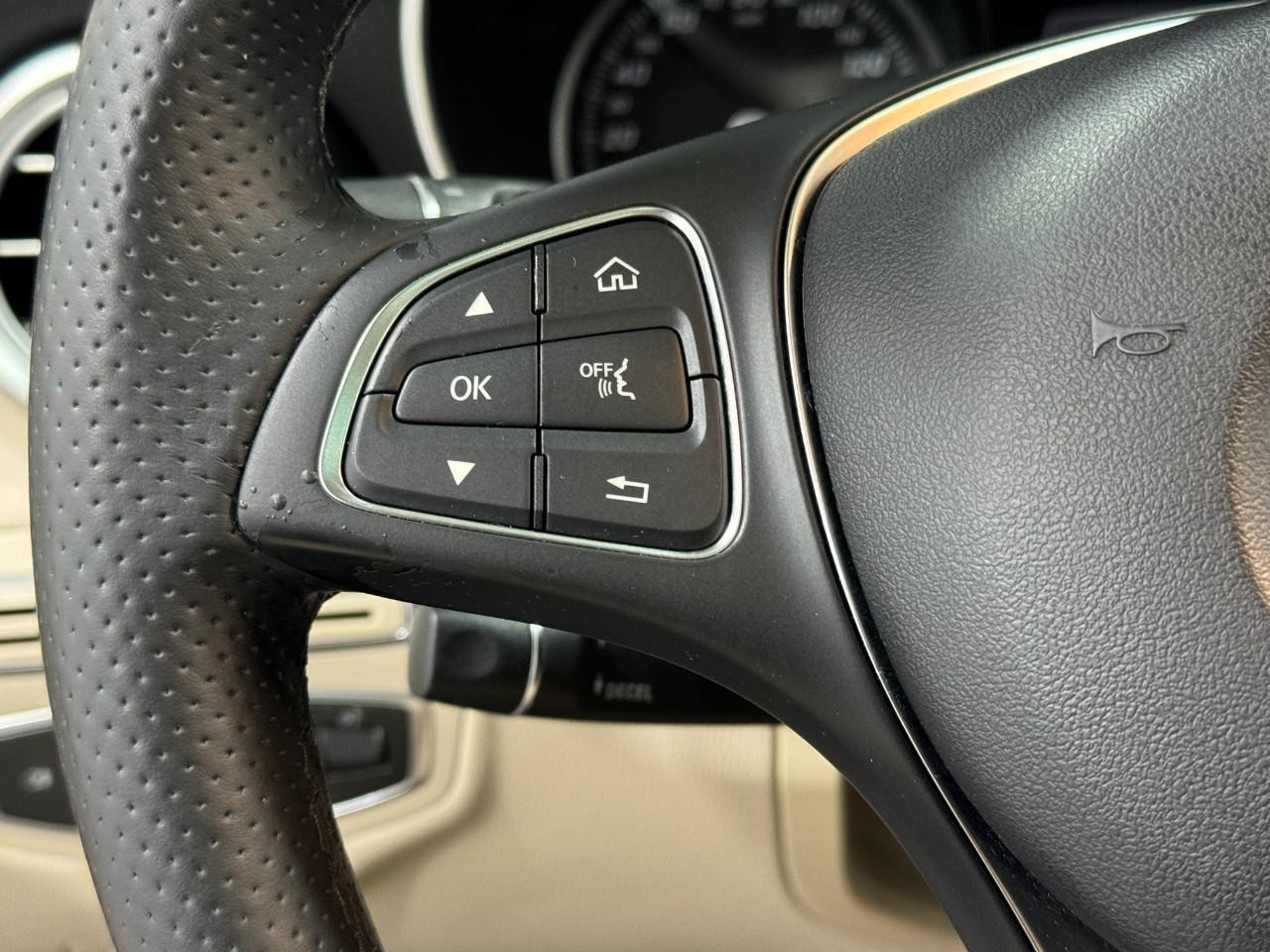 Mercedes-Benz C-Class Vehicle Full-screen Gallery Image 34