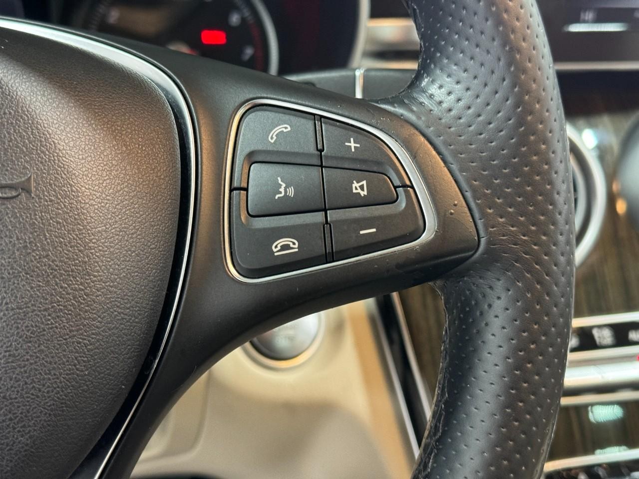 Mercedes-Benz C-Class Vehicle Full-screen Gallery Image 35