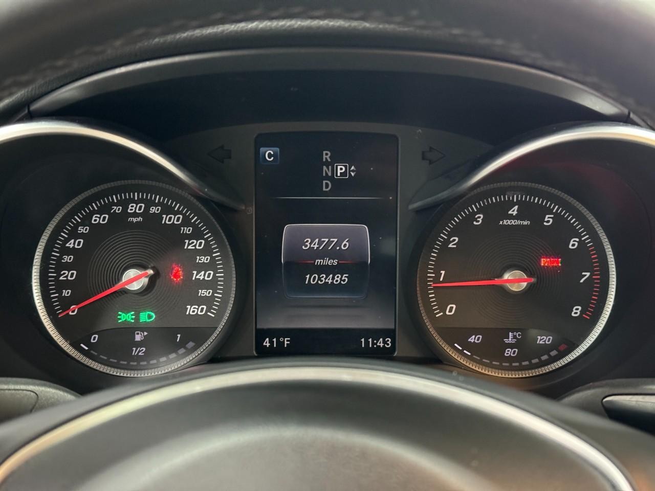 Mercedes-Benz C-Class Vehicle Full-screen Gallery Image 36