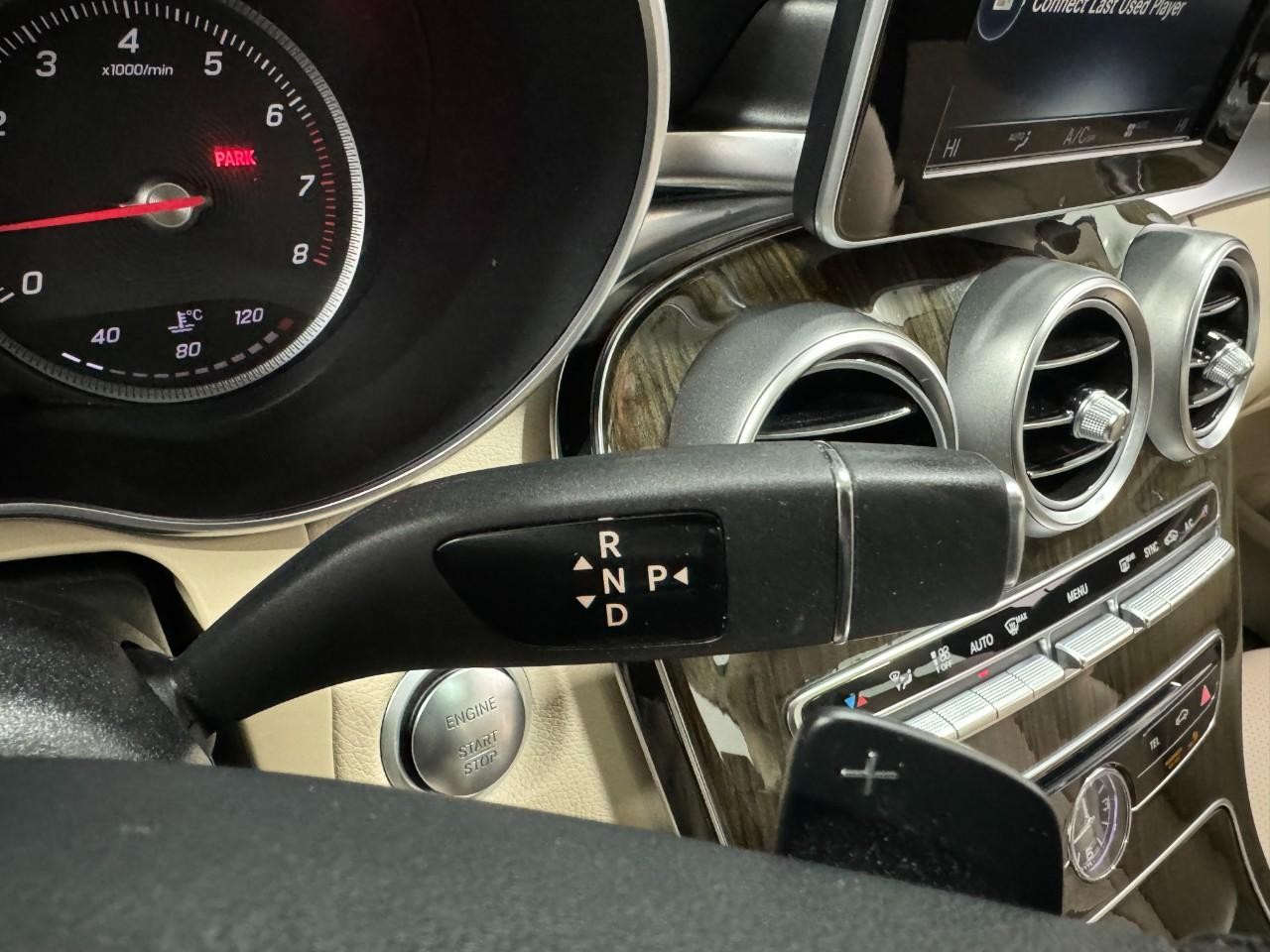 Mercedes-Benz C-Class Vehicle Full-screen Gallery Image 37