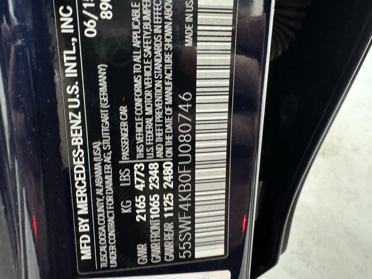 Mercedes-Benz C-Class Vehicle Full-screen Gallery Image 38