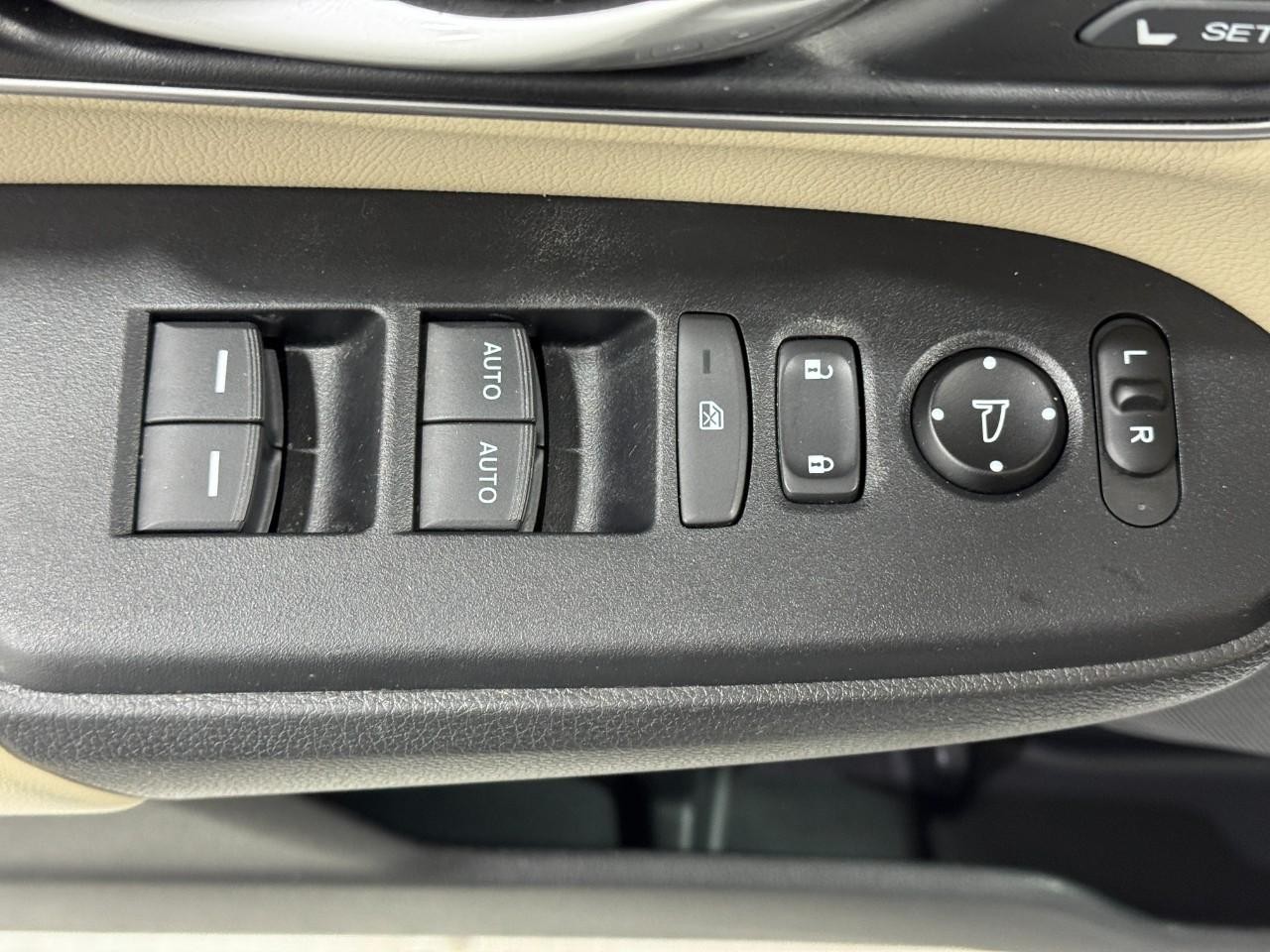 Honda CR-V Vehicle Full-screen Gallery Image 24