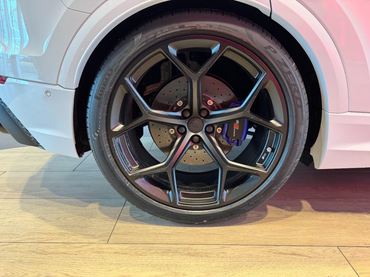 Audi RS Q8 Vehicle Full-screen Gallery Image 5