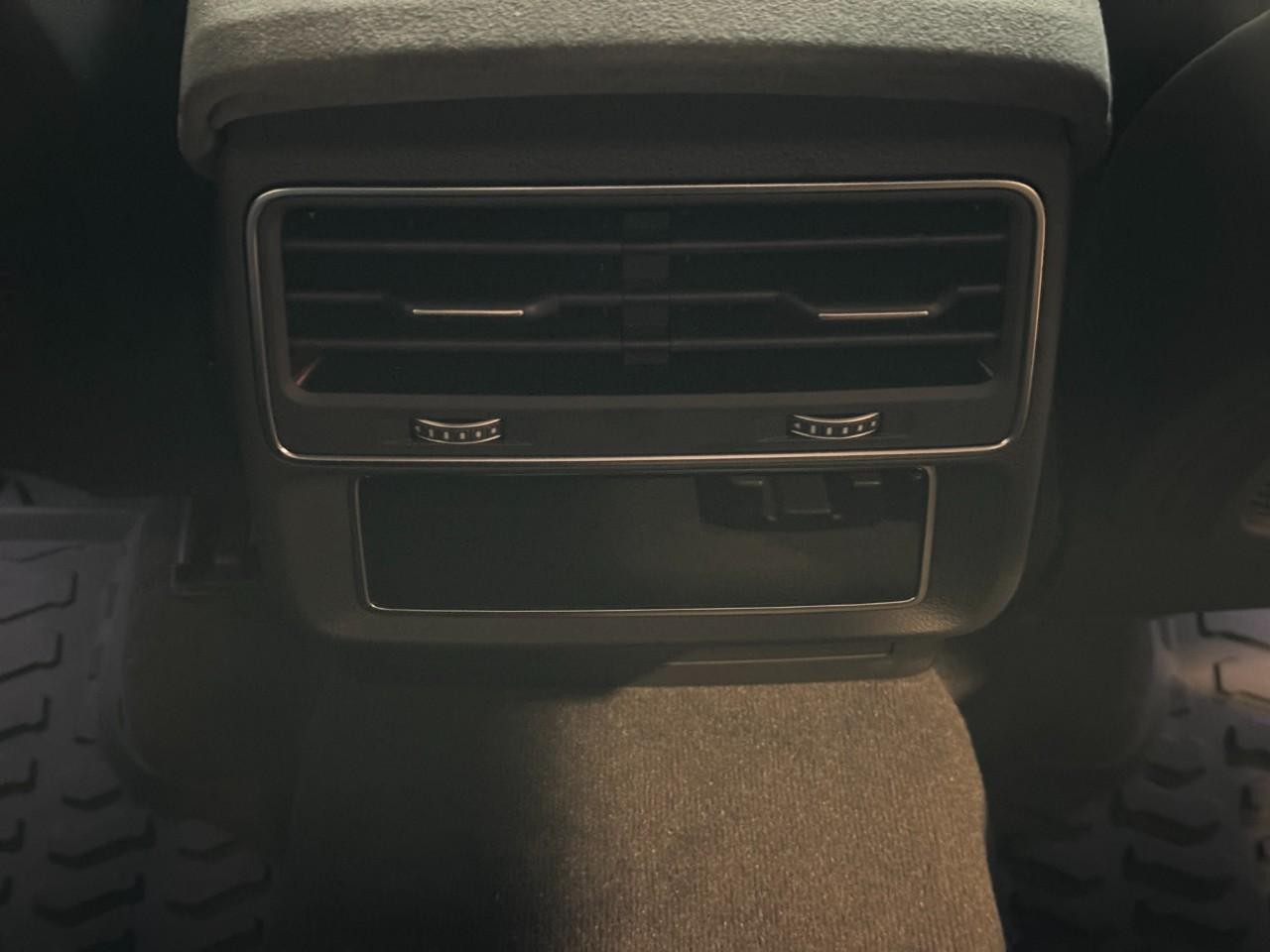 Audi RS Q8 Vehicle Full-screen Gallery Image 11