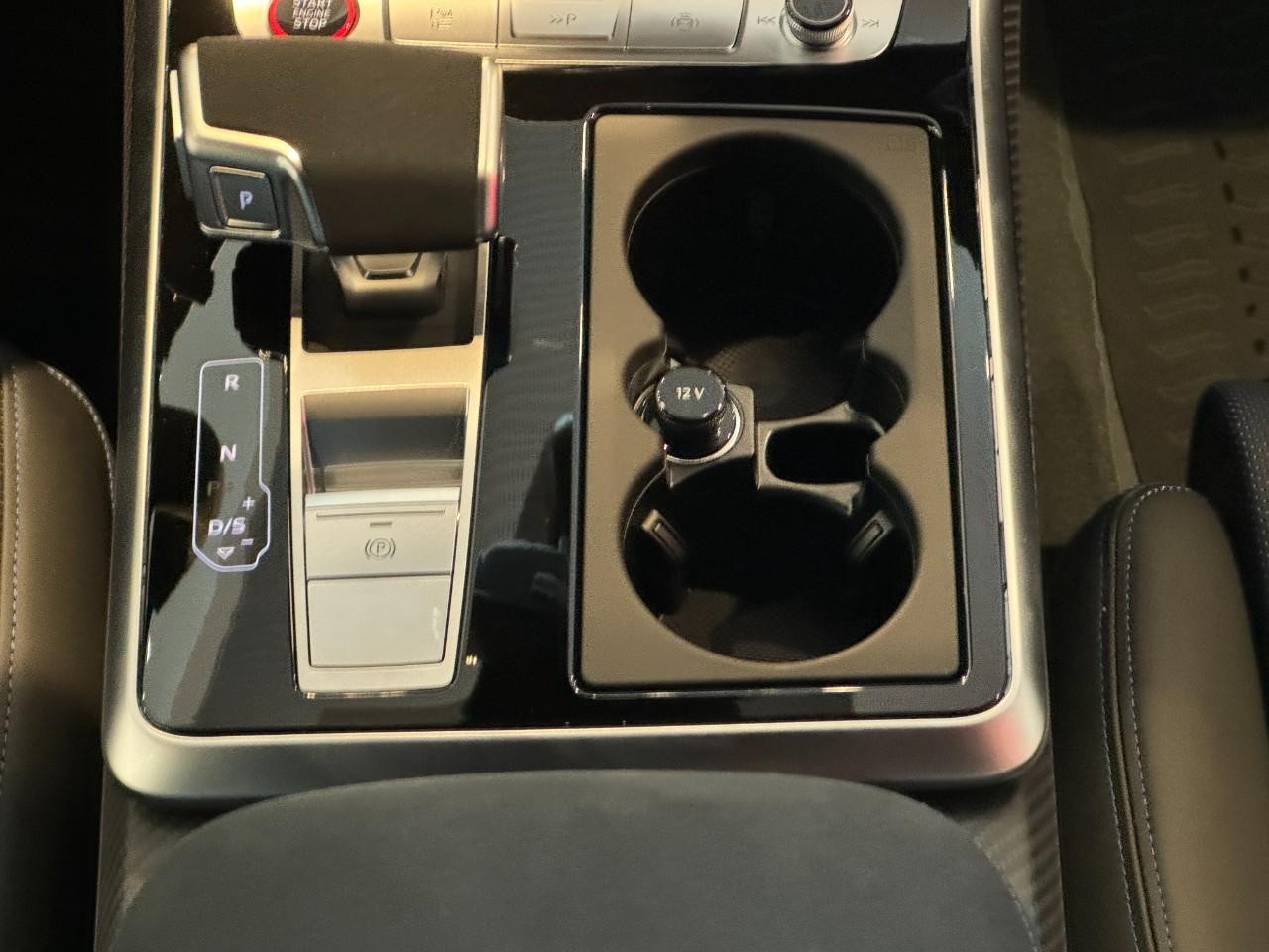 Audi RS Q8 Vehicle Full-screen Gallery Image 17