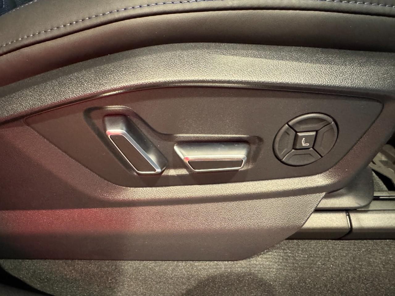 Audi RS Q8 Vehicle Full-screen Gallery Image 21