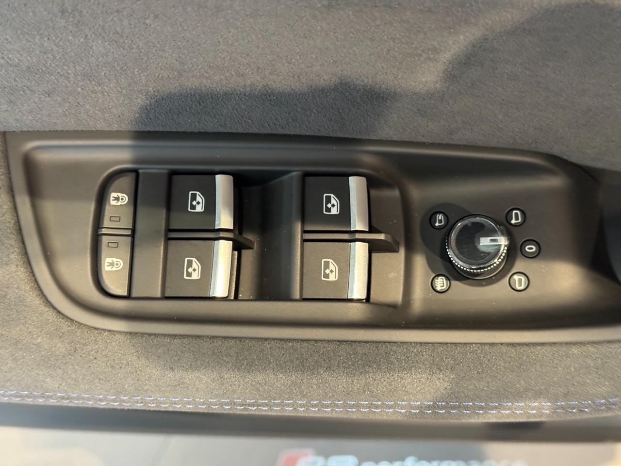 Audi RS Q8 Vehicle Full-screen Gallery Image 25