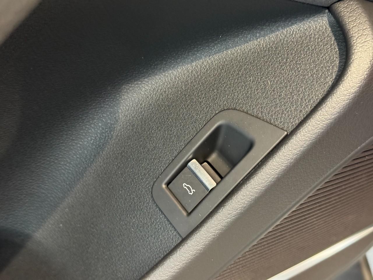 Audi RS Q8 Vehicle Full-screen Gallery Image 26