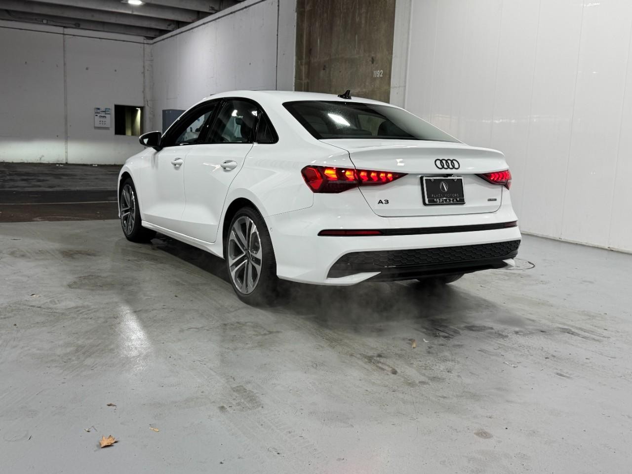 Audi A3 Vehicle Full-screen Gallery Image 3