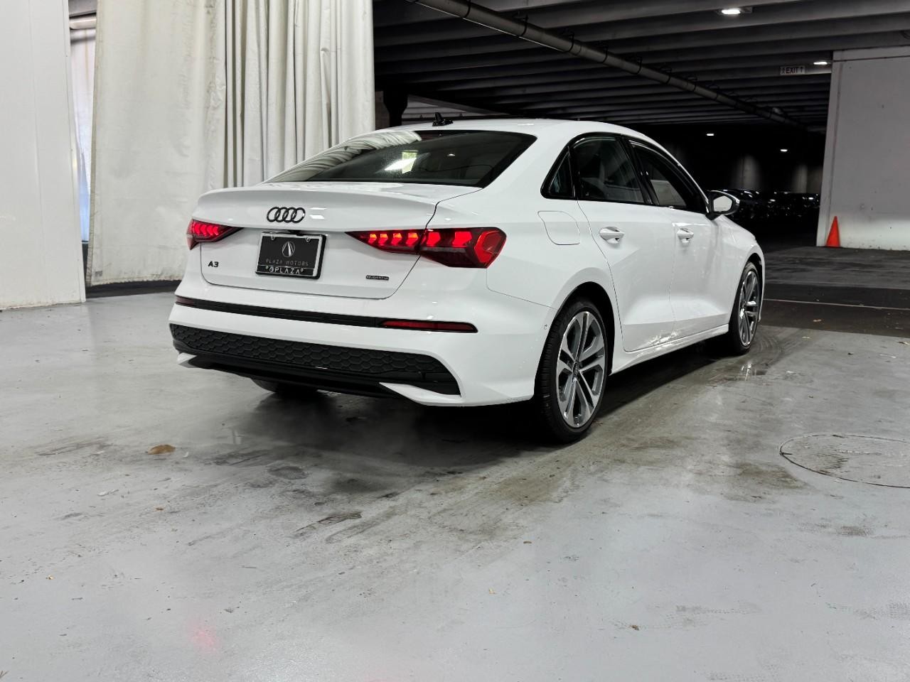 Audi A3 Vehicle Full-screen Gallery Image 4