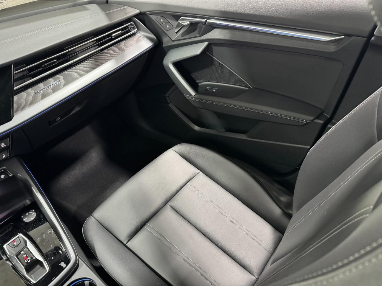 Audi A3 Vehicle Full-screen Gallery Image 17