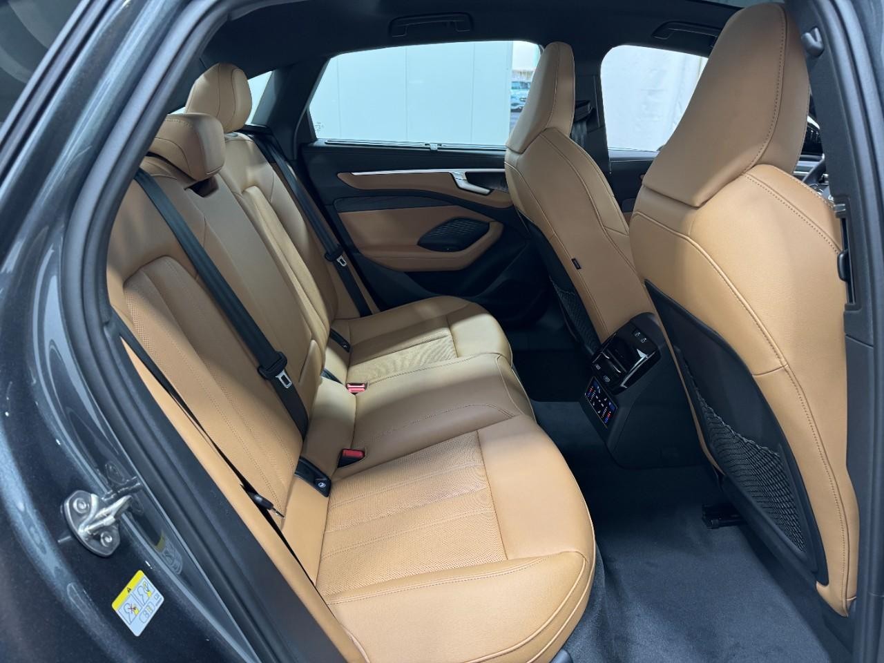 Audi A6 Sedan Vehicle Full-screen Gallery Image 10