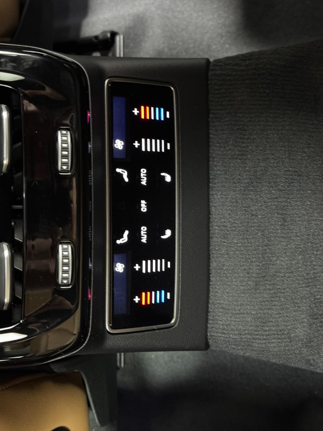 Audi A6 Sedan Vehicle Full-screen Gallery Image 11