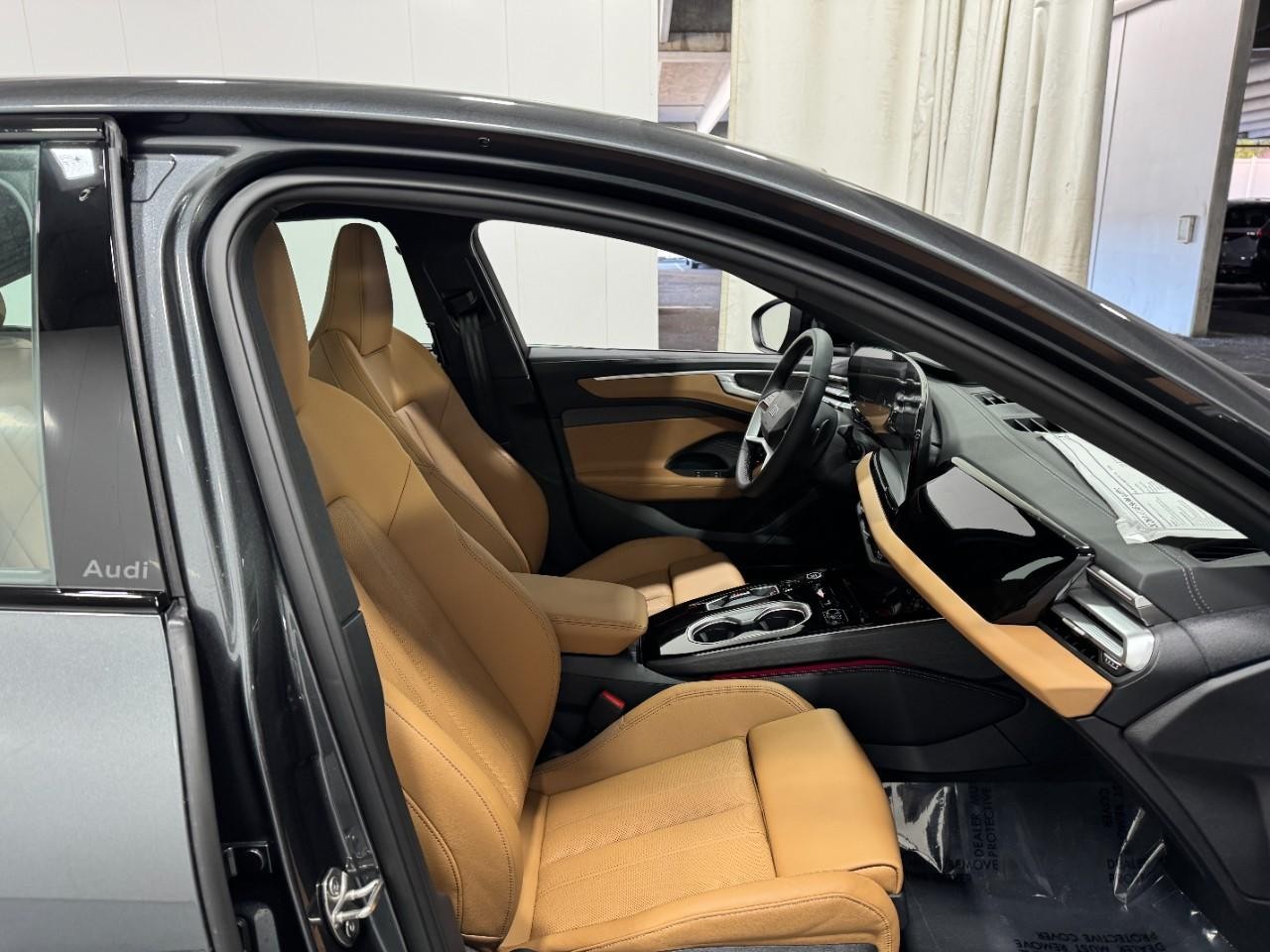 Audi A6 Sedan Vehicle Full-screen Gallery Image 18