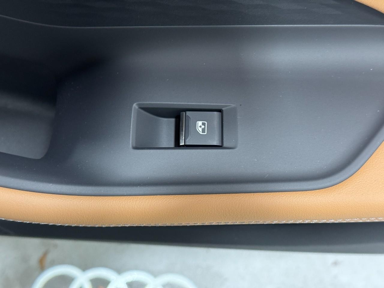 Audi A6 Sedan Vehicle Full-screen Gallery Image 22