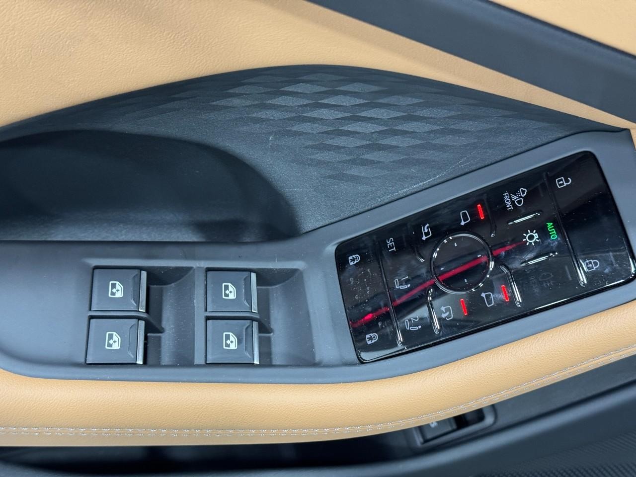 Audi A6 Sedan Vehicle Full-screen Gallery Image 23