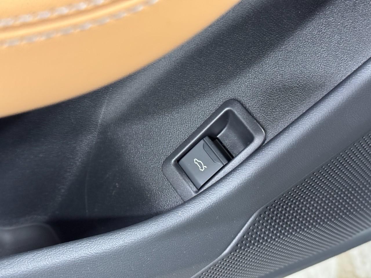 Audi A6 Sedan Vehicle Full-screen Gallery Image 24