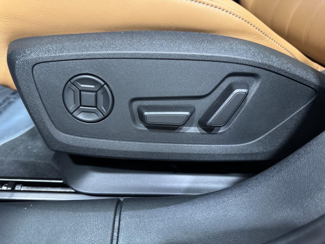 Audi A6 Sedan Vehicle Full-screen Gallery Image 27